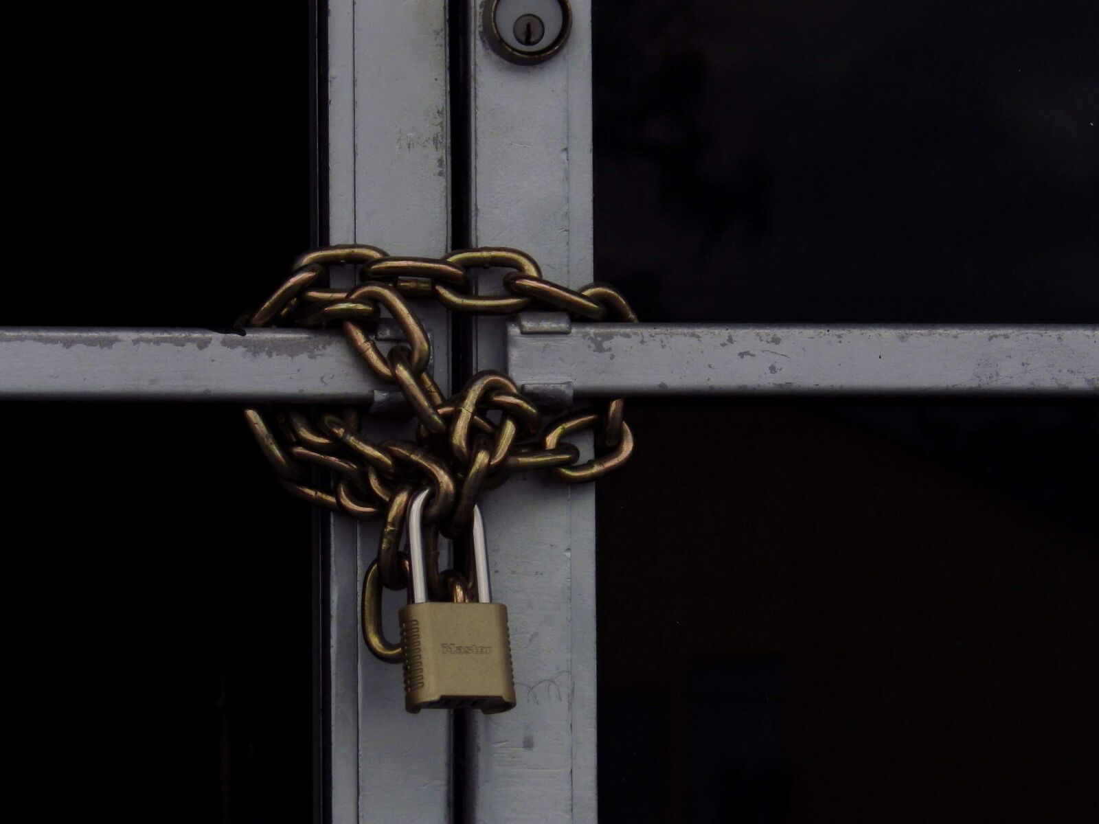 Pentax X-5 sample photo. Lock, chain, door photography