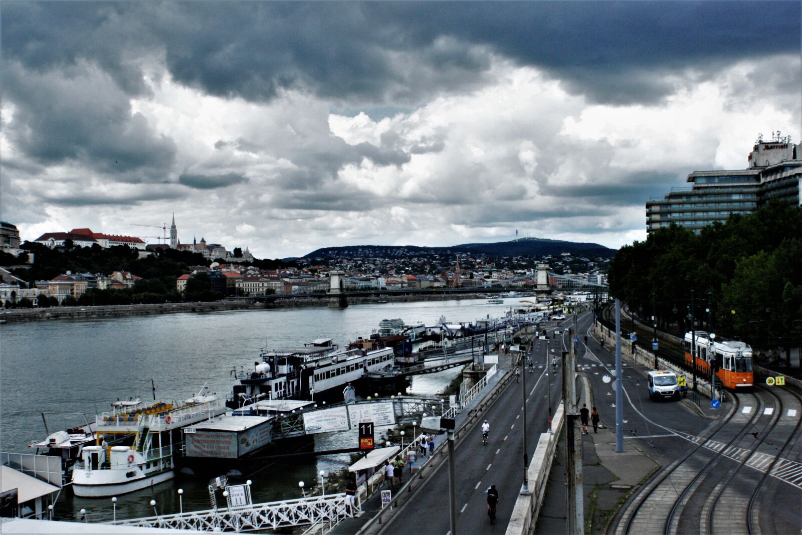 Canon EOS 400D (EOS Digital Rebel XTi / EOS Kiss Digital X) sample photo. Budapest ship, clouds, water photography