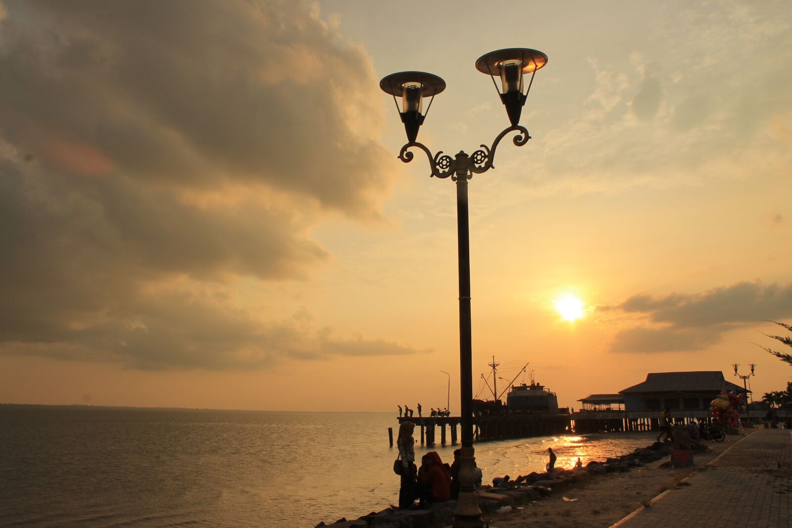 Canon EOS 1100D (EOS Rebel T3 / EOS Kiss X50) sample photo. Sunset, cloud, sun photography