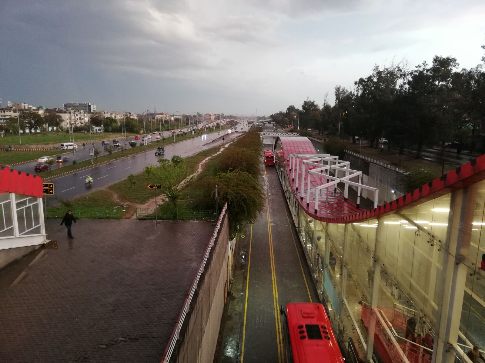 HUAWEI RNE-L21 sample photo. Metro, cloudy, weather photography