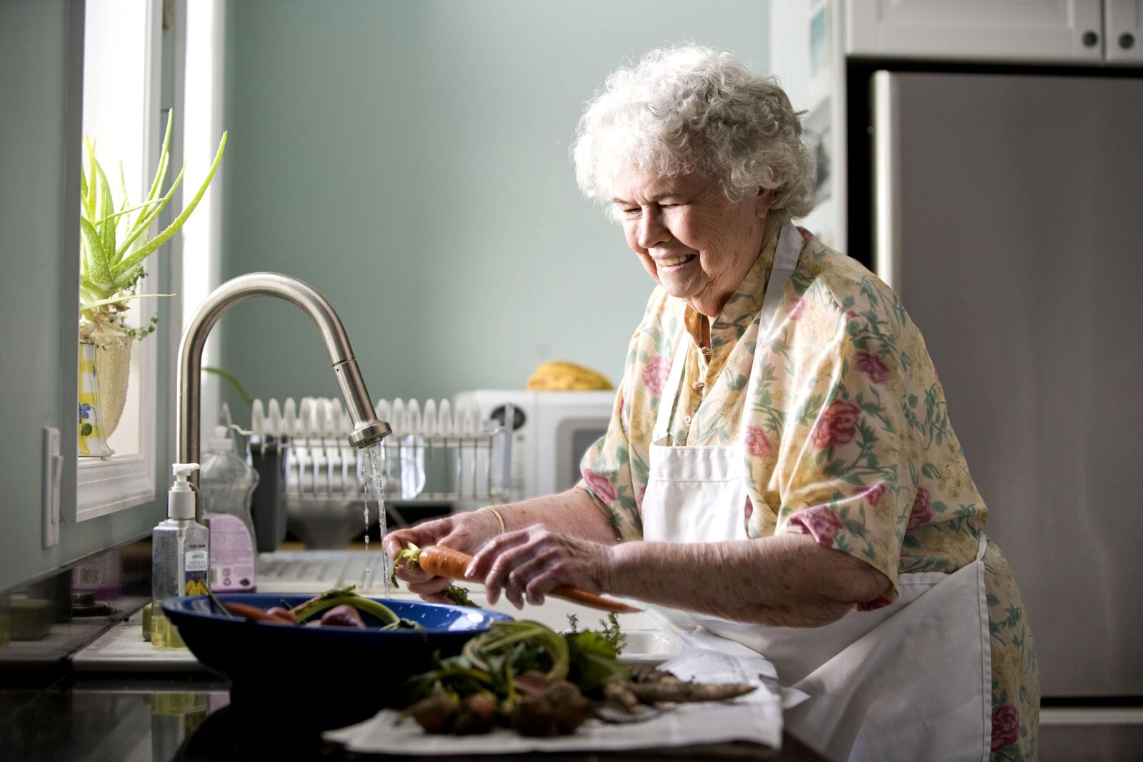 Canon EOS-1Ds Mark II sample photo. Portrait, elderly, woman, kitchen photography
