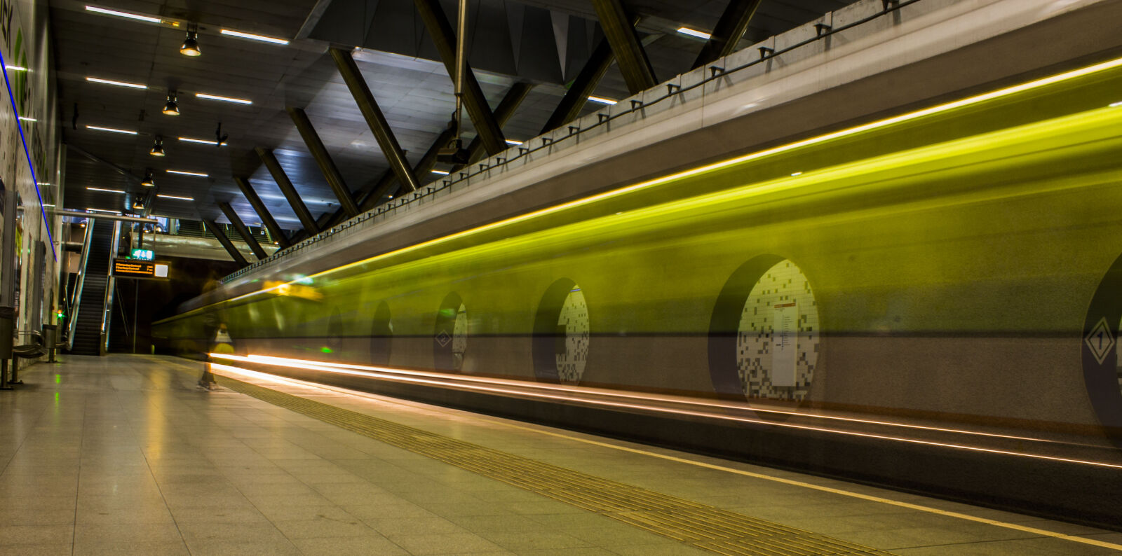 Canon EOS 1100D (EOS Rebel T3 / EOS Kiss X50) sample photo. Citylights, metro, rotterdam, underground photography