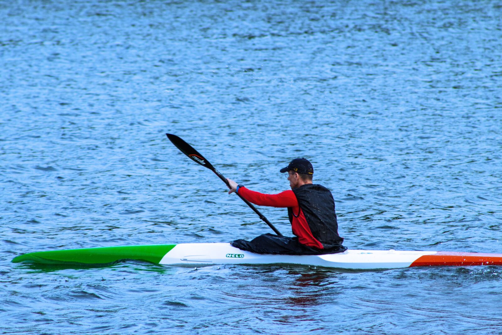 Canon EOS 1300D (EOS Rebel T6 / EOS Kiss X80) + Canon EF75-300mm f/4-5.6 sample photo. Rowing, kayak, sport photography
