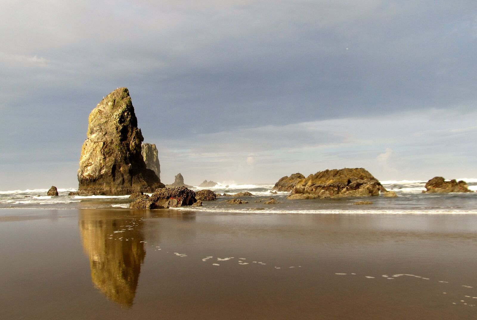 Canon PowerShot SX130 IS sample photo. Beach, sea stack, rock photography