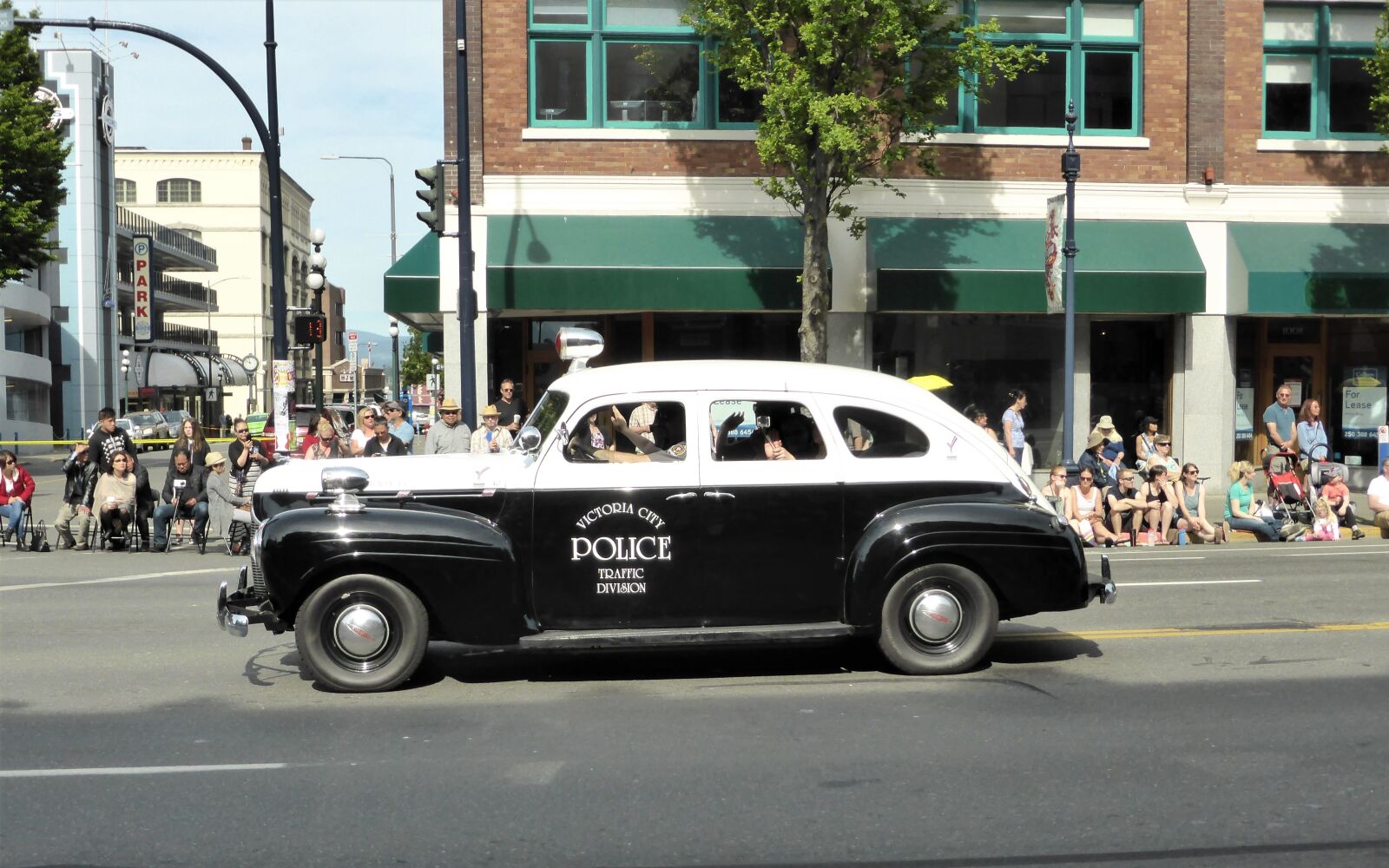 Panasonic Lumix DMC-ZS30 (Lumix DMC-TZ40) sample photo. Car, police car, oldtimer photography