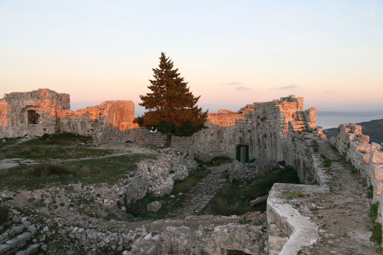Canon EOS 400D (EOS Digital Rebel XTi / EOS Kiss Digital X) sample photo. Ruin, croatia, attraction photography