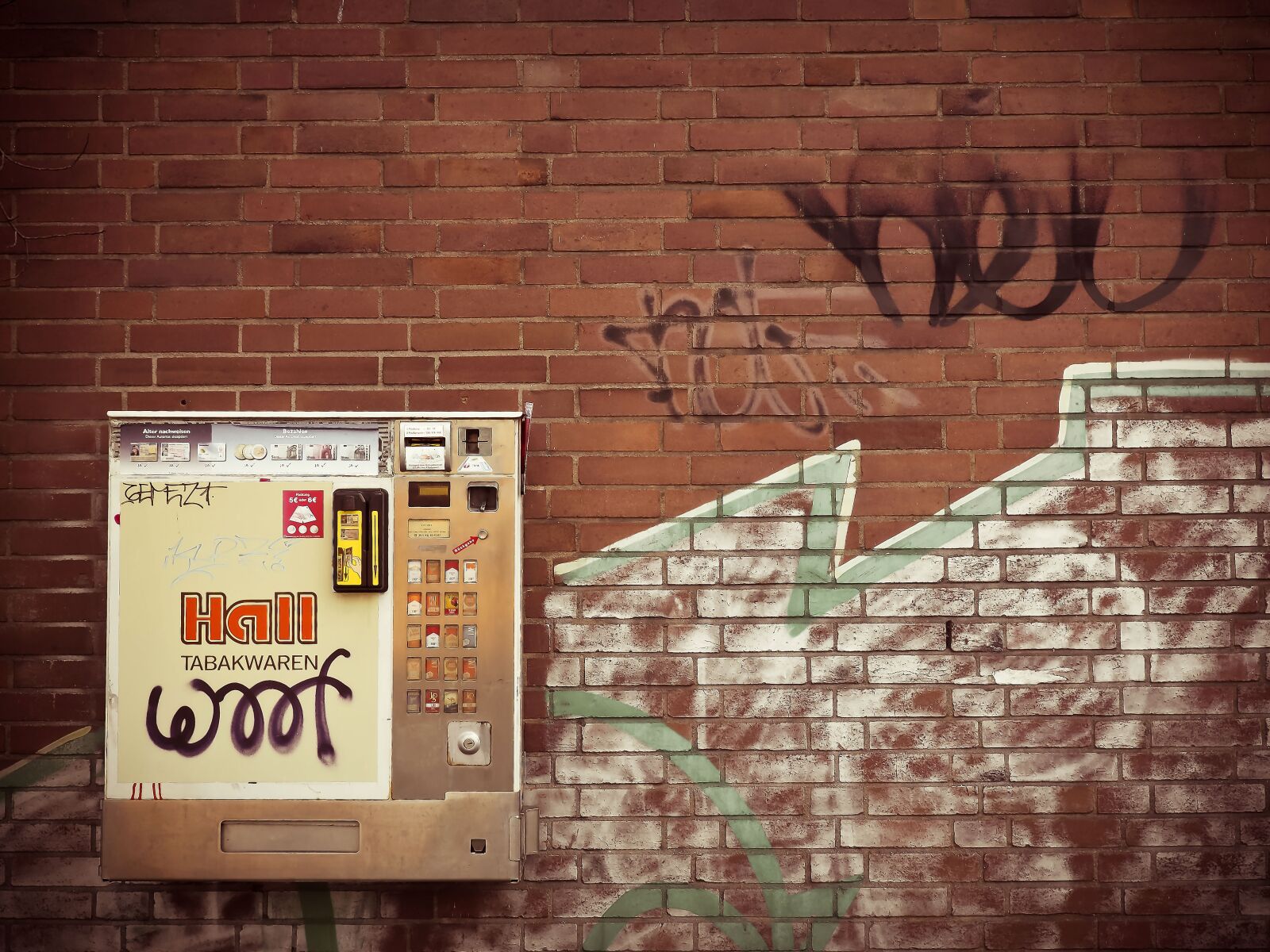 Olympus OM-D E-M10 sample photo. Cigarette machine, cigarettes, facade photography