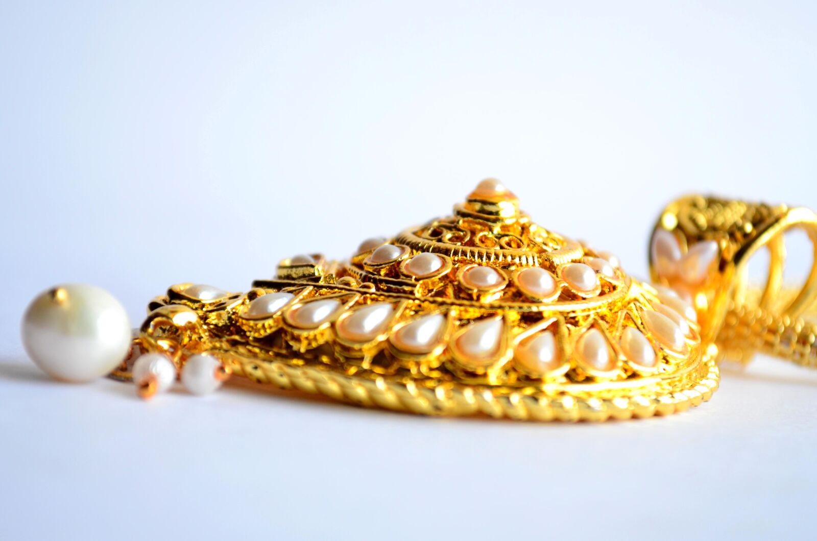 Nikon D5100 sample photo. Gold, ornament, pearl, luxury photography