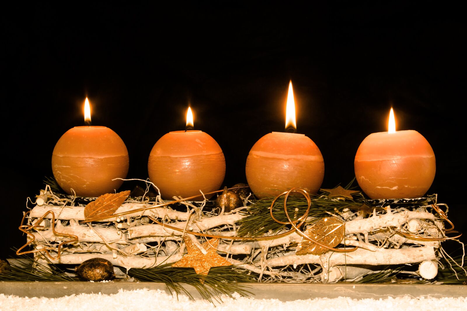 Canon EOS 750D (EOS Rebel T6i / EOS Kiss X8i) + Canon EF-S 18-55mm F3.5-5.6 IS II sample photo. Advent wreath, advent, fourth photography
