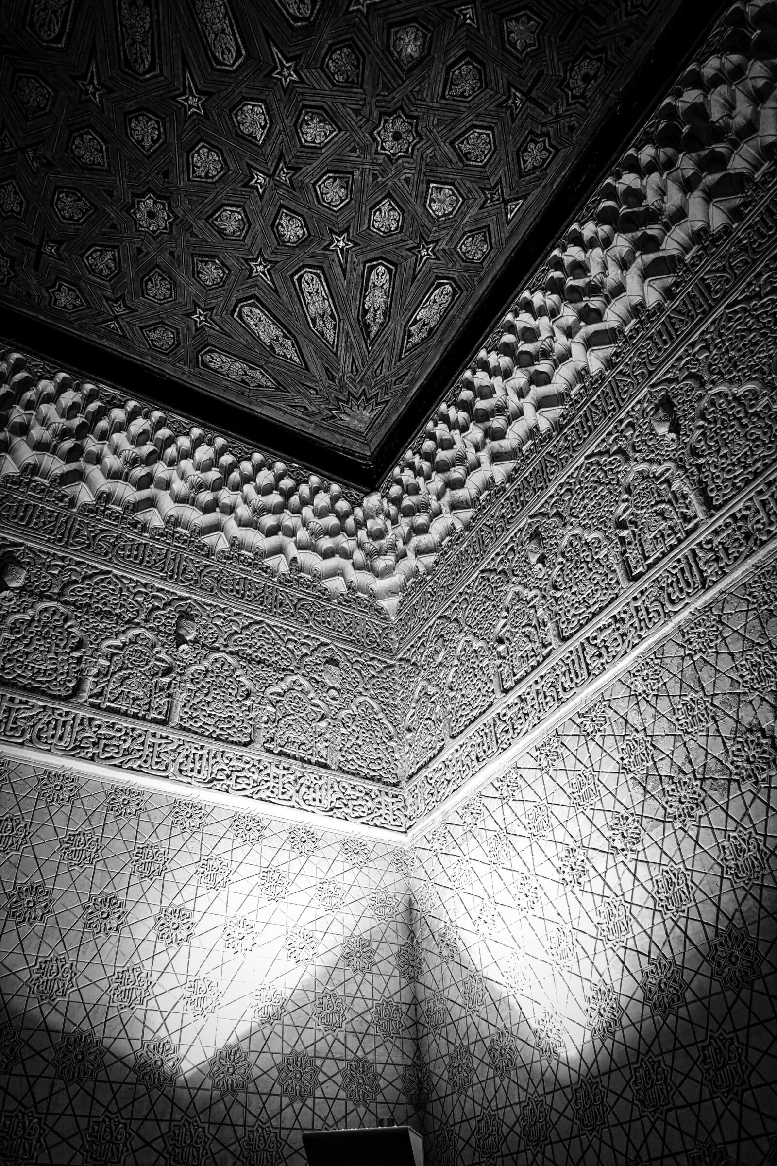 Sony Cyber-shot DSC-RX100 III sample photo. Patterns, wall, decoration photography