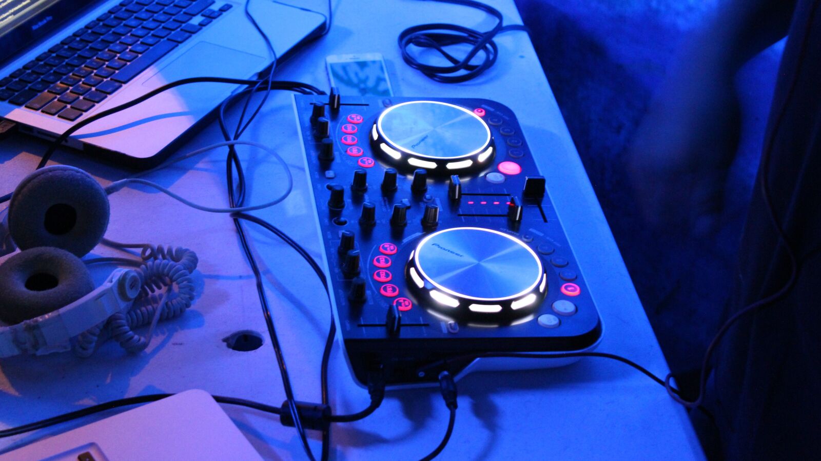Canon EOS 1200D (EOS Rebel T5 / EOS Kiss X70 / EOS Hi) sample photo. Tables, electronic music, audio photography