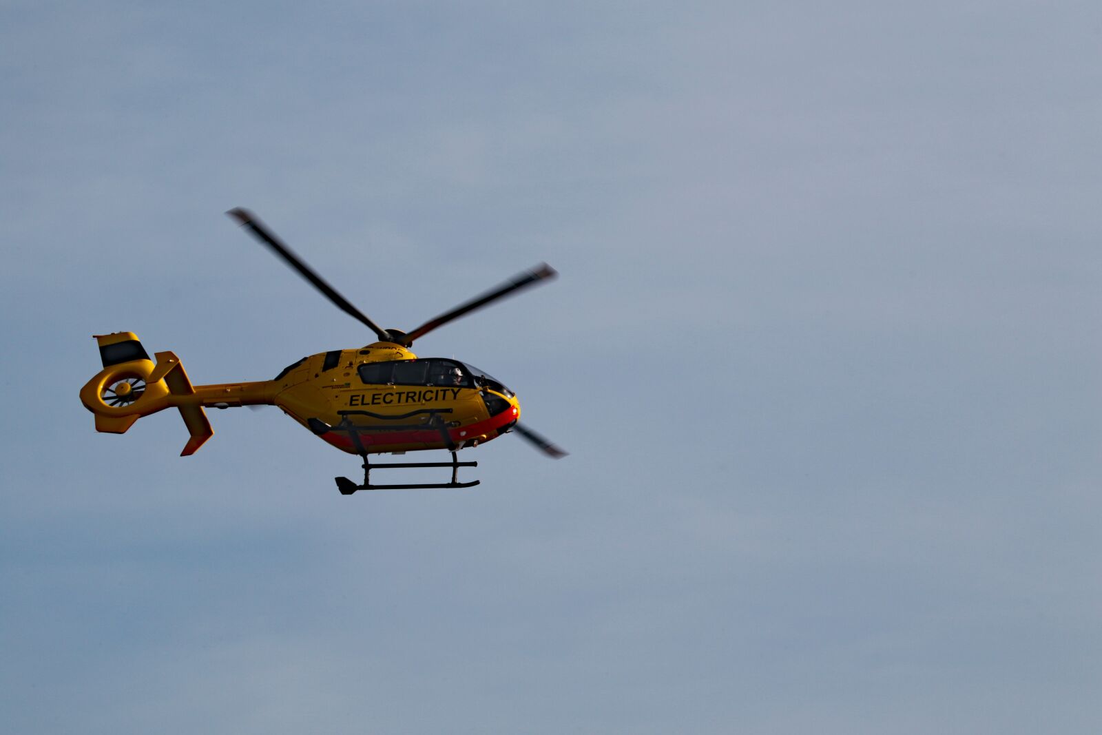 Canon EOS 7D Mark II sample photo. Helicopter, low flying, flying photography