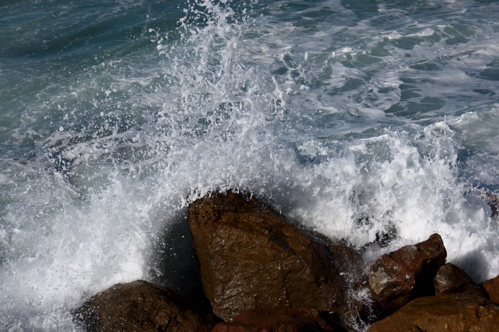 Sony Alpha DSLR-A700 sample photo. Wave, rocks, sea photography