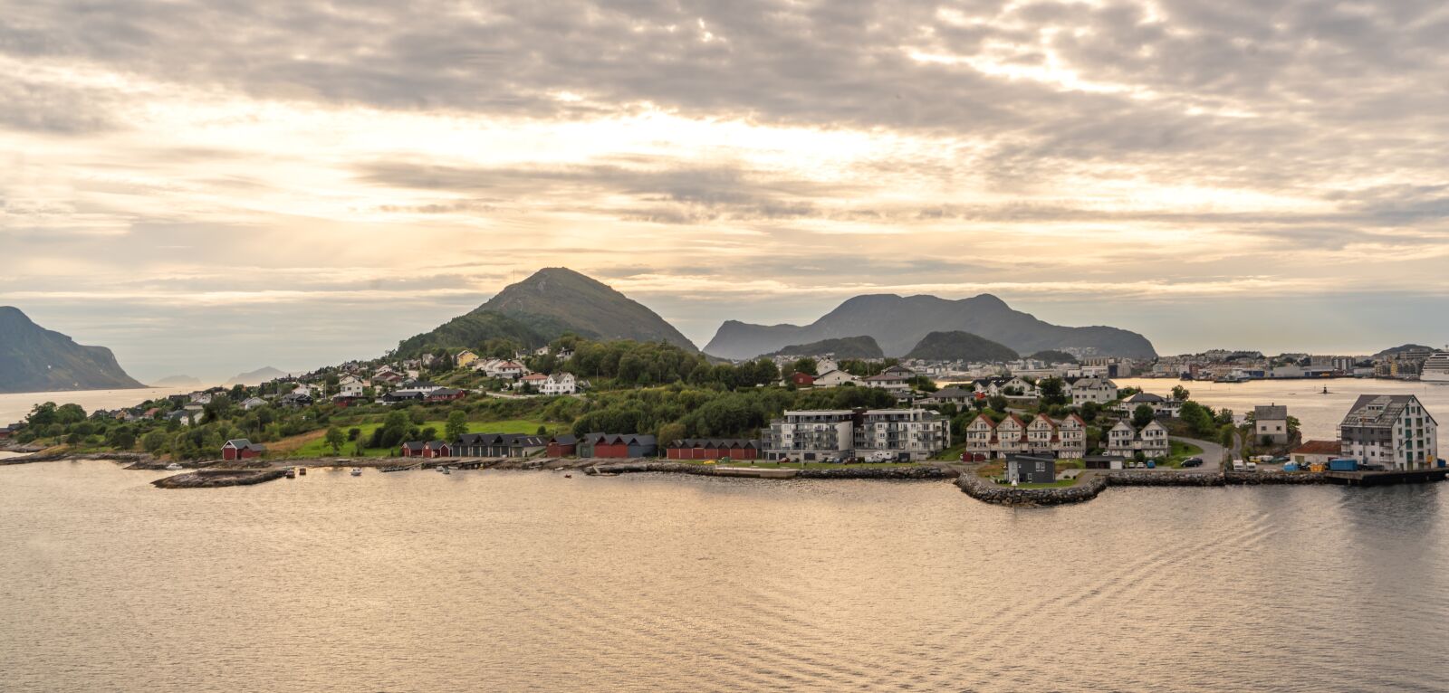 Sony a7R II + Sony FE 24-240mm F3.5-6.3 OSS sample photo. Norway, sunset, clouds photography