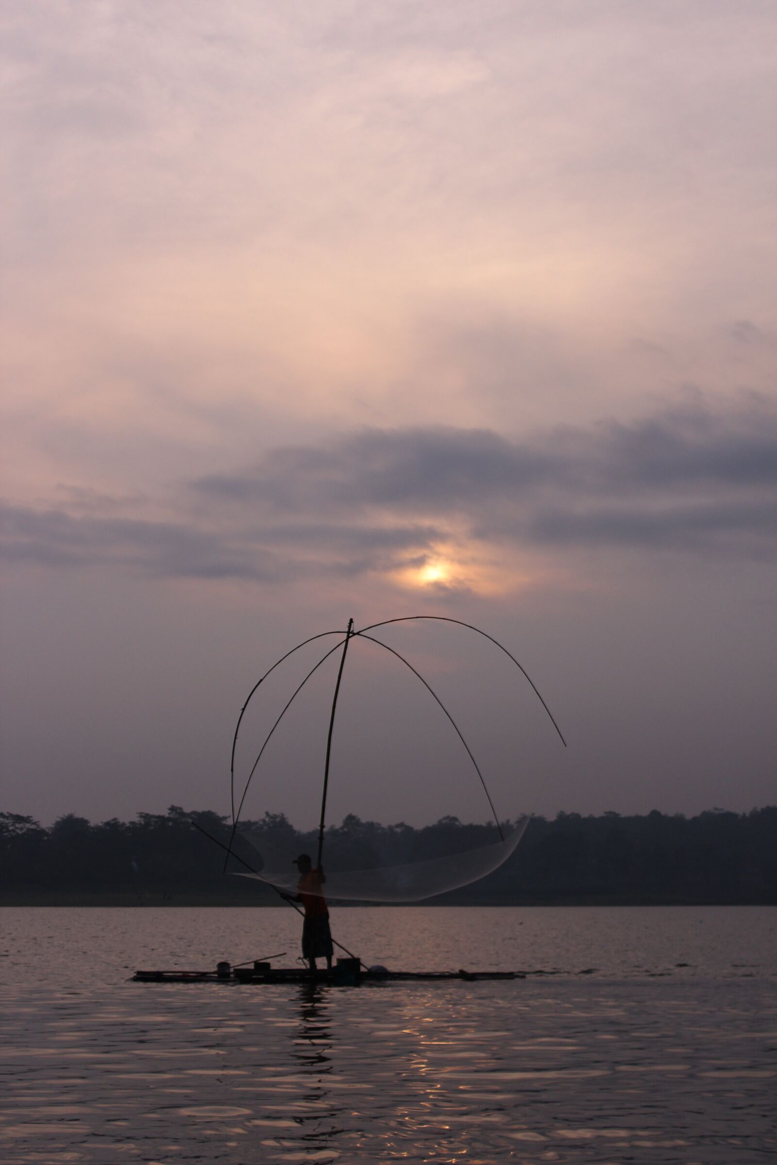 Canon EOS 600D (Rebel EOS T3i / EOS Kiss X5) sample photo. Fishermen, the sun sank photography