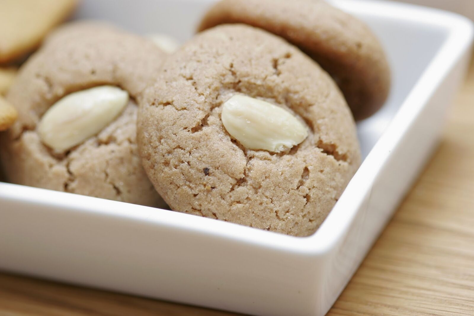 Canon EOS 20D sample photo. Cake, almonds, barrel photography