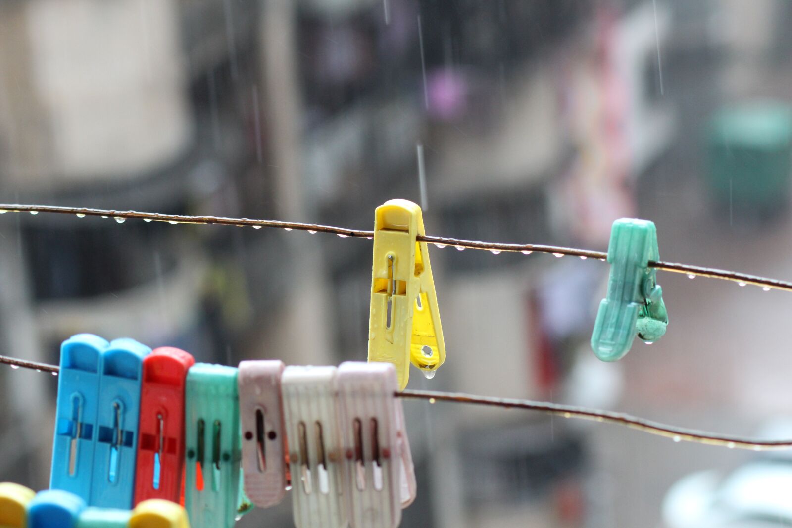 Canon EOS 700D (EOS Rebel T5i / EOS Kiss X7i) sample photo. Rain, clothespin, hang photography