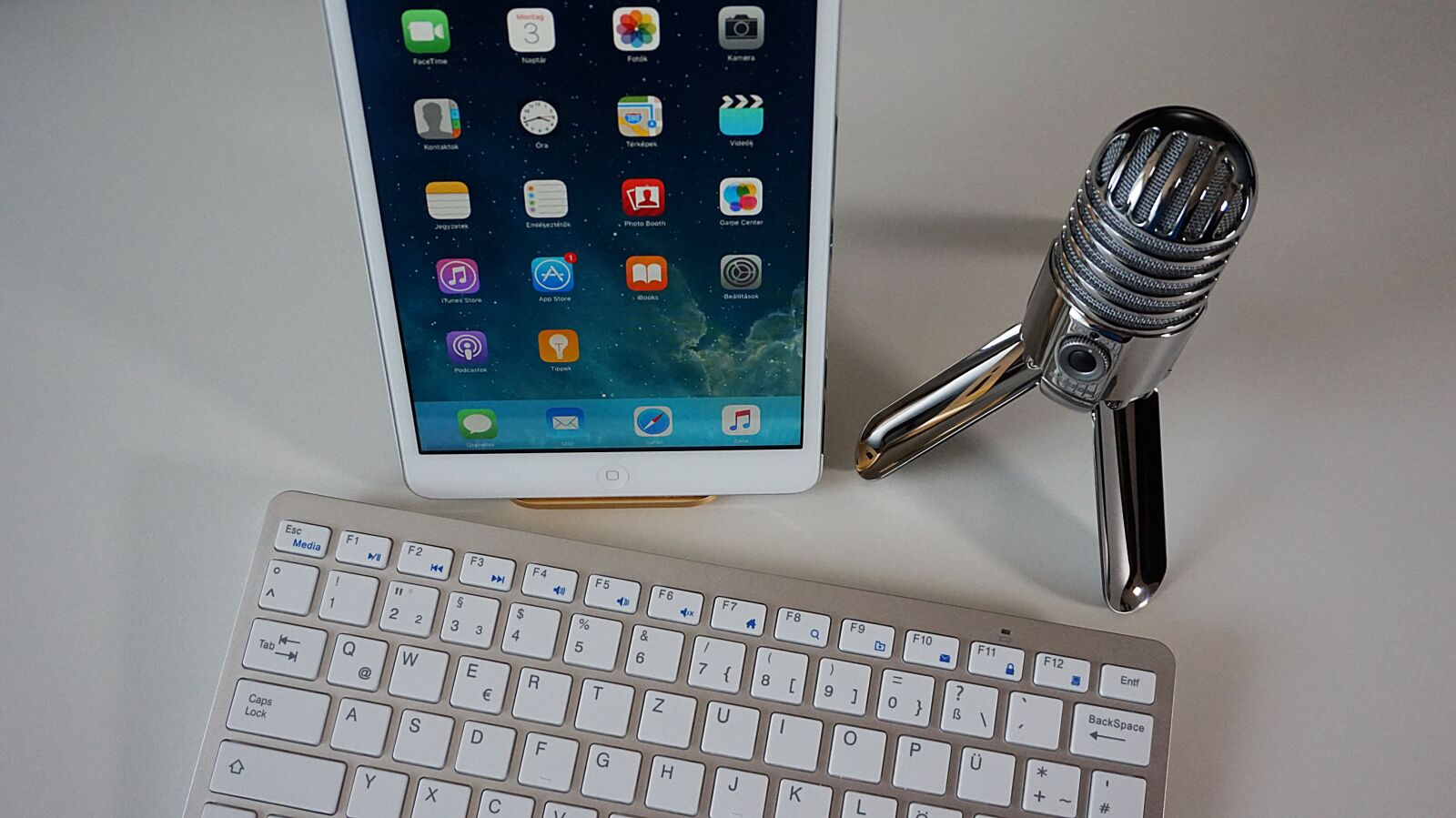 Sony Alpha a5000 (ILCE 5000) sample photo. Microphone, keyboard, tablet photography