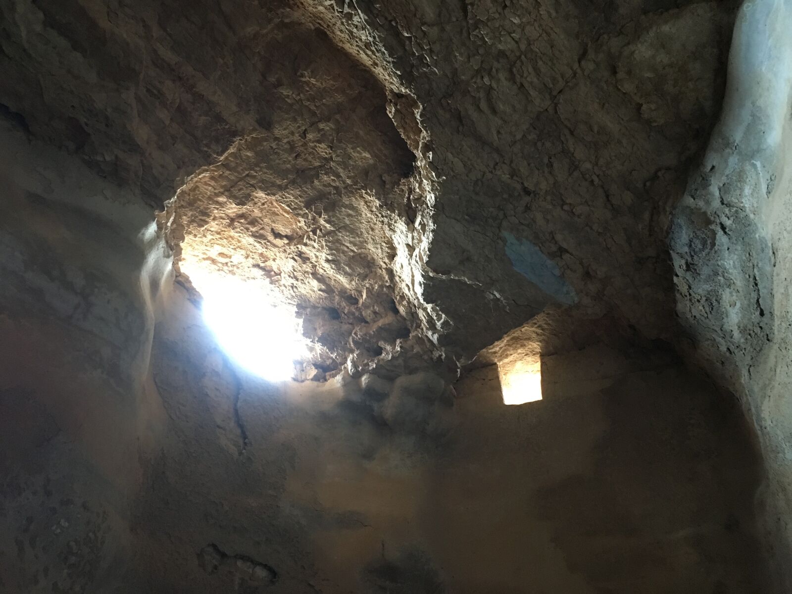 iPhone SE back camera 4.15mm f/2.2 sample photo. Cave, cave, window photography