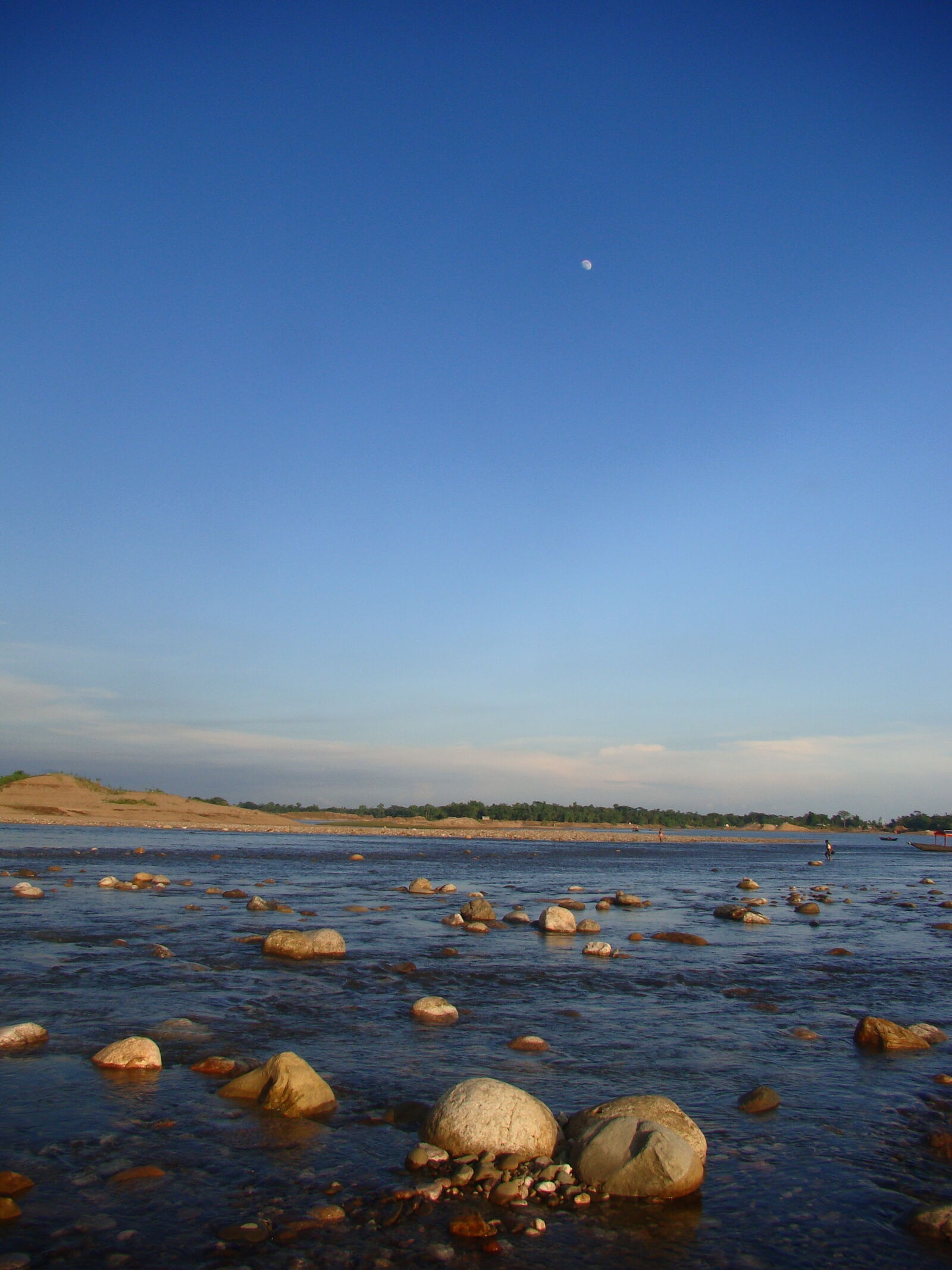 Sony Cyber-shot DSC-H50 sample photo. Moon, on, day, ocean photography