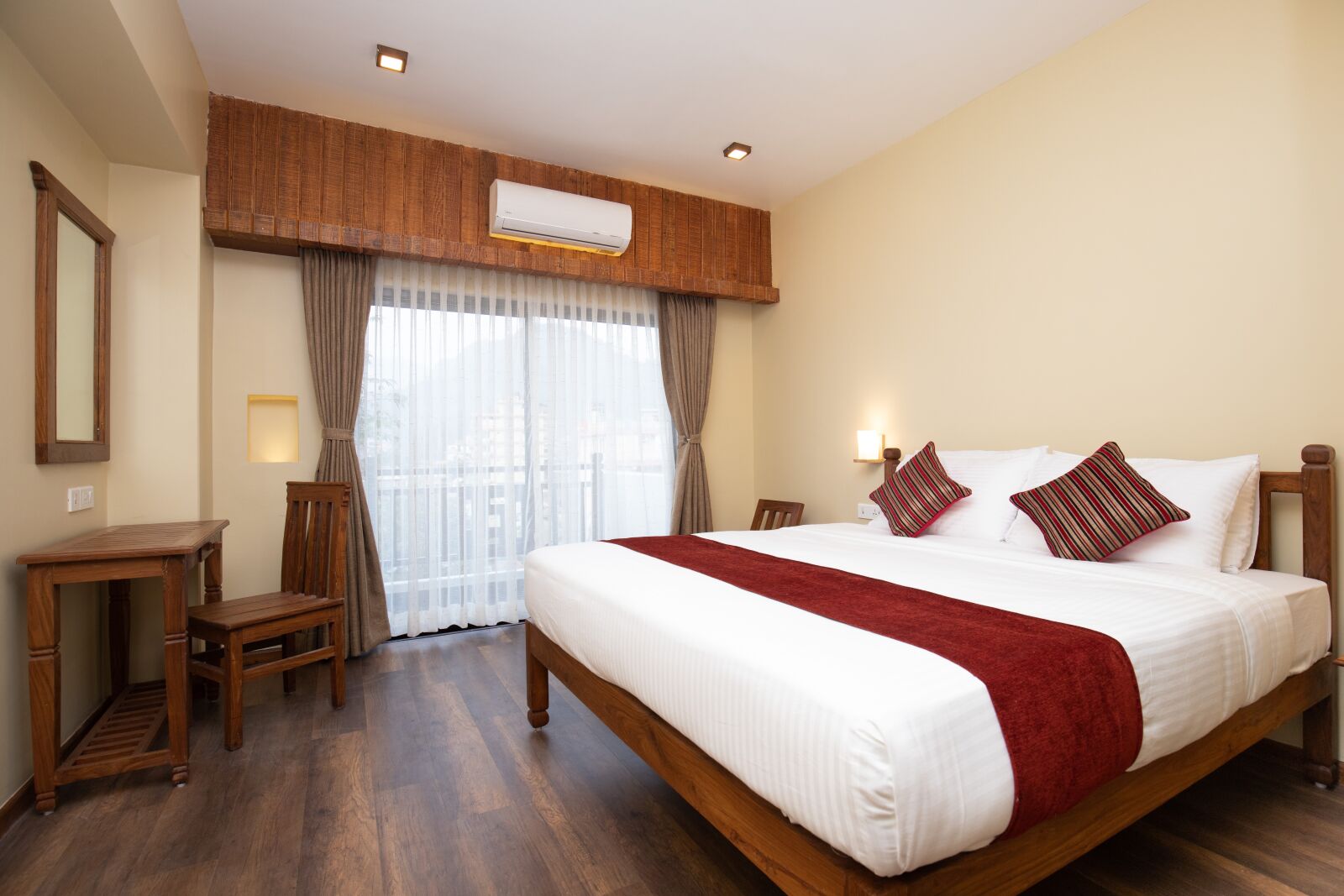 Canon EF 16-35mm F4L IS USM sample photo. Room, hotel, luxury photography
