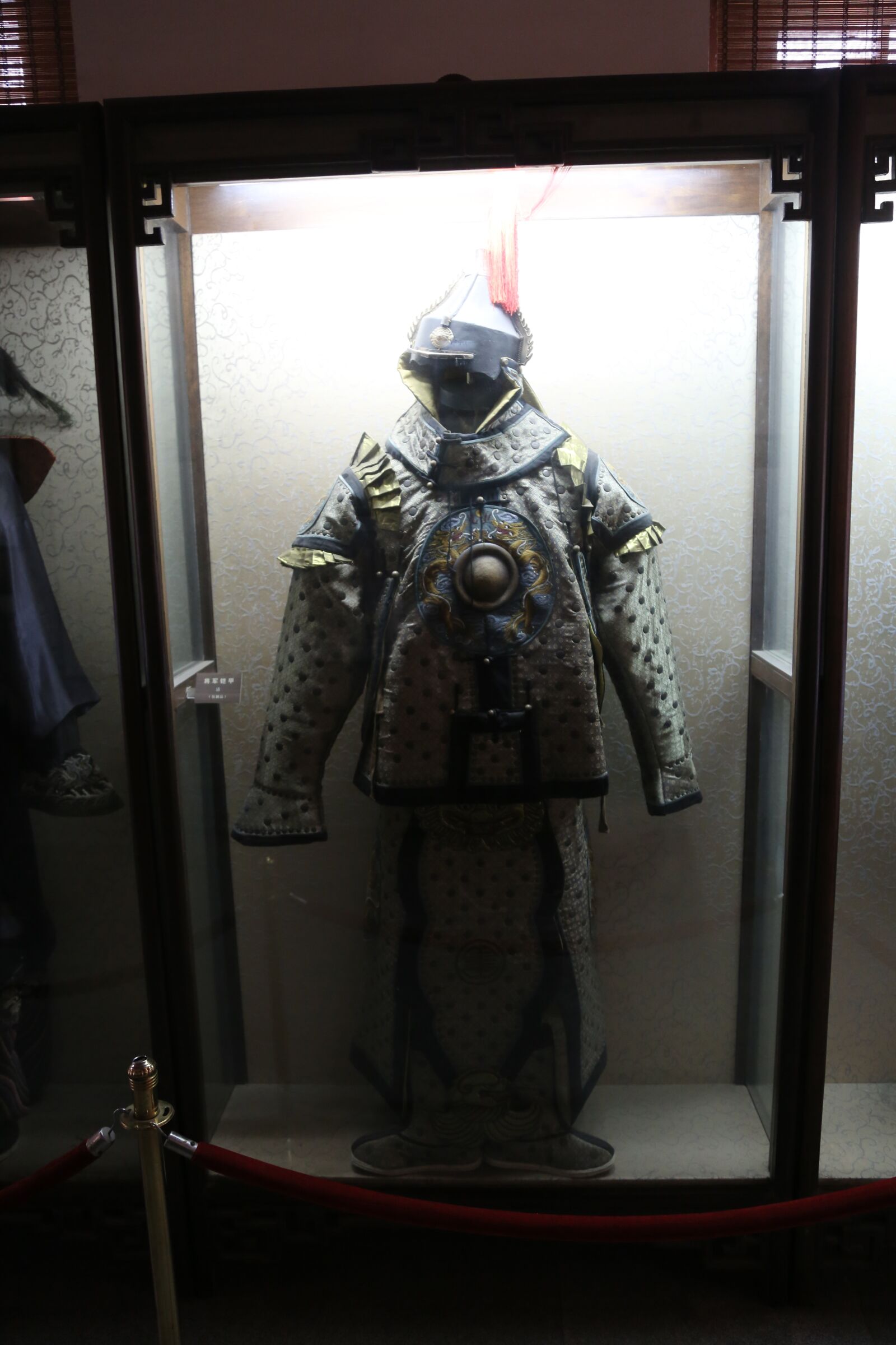 Canon EF 24-105mm F4L IS USM sample photo. Yellow robe, close-up, ancient photography