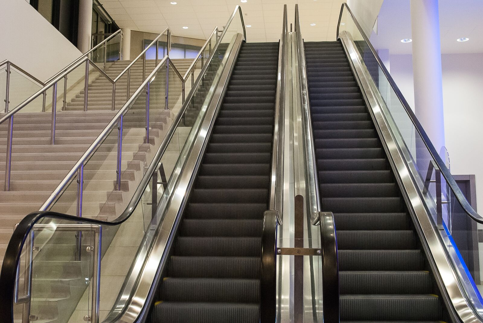 Nikon D3000 sample photo. Escalator, trap, underground photography