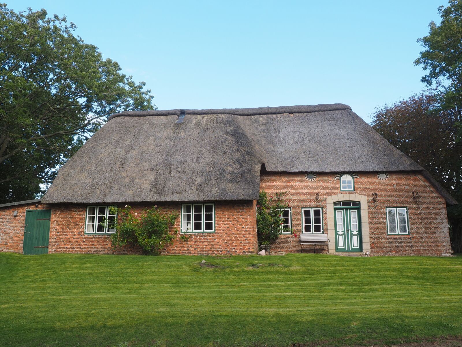 Olympus OM-D E-M1 + Olympus M.Zuiko Digital ED 12-40mm F2.8 Pro sample photo. Friesenhaus, house, thatched roof photography