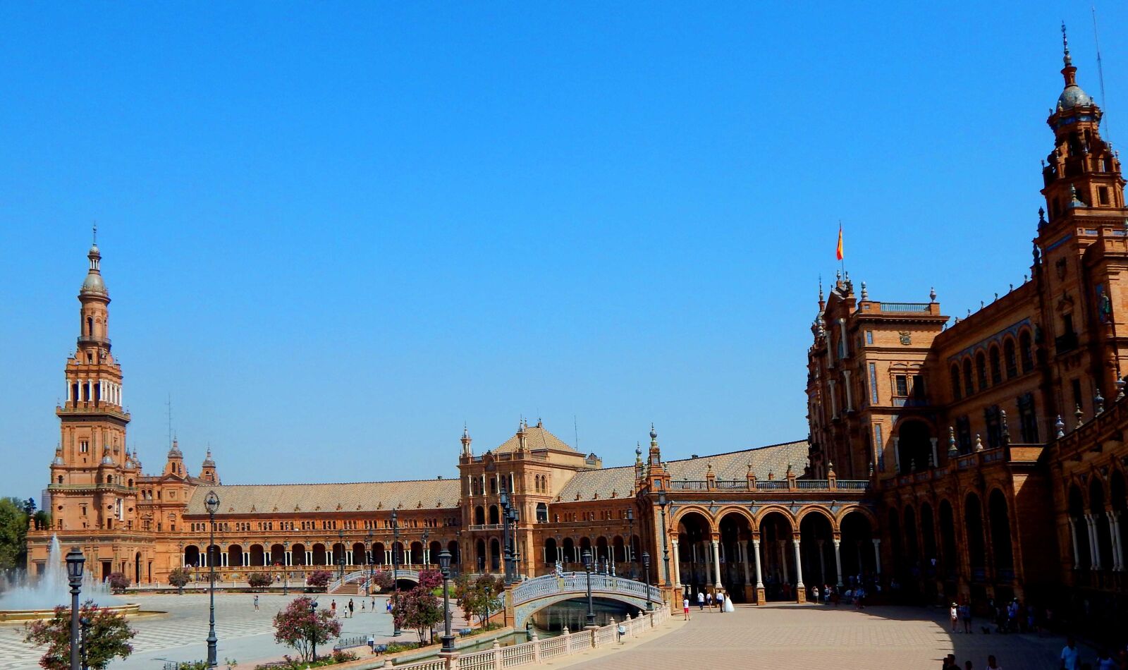 Nikon Coolpix L830 sample photo. Plaza, spain, architecture photography