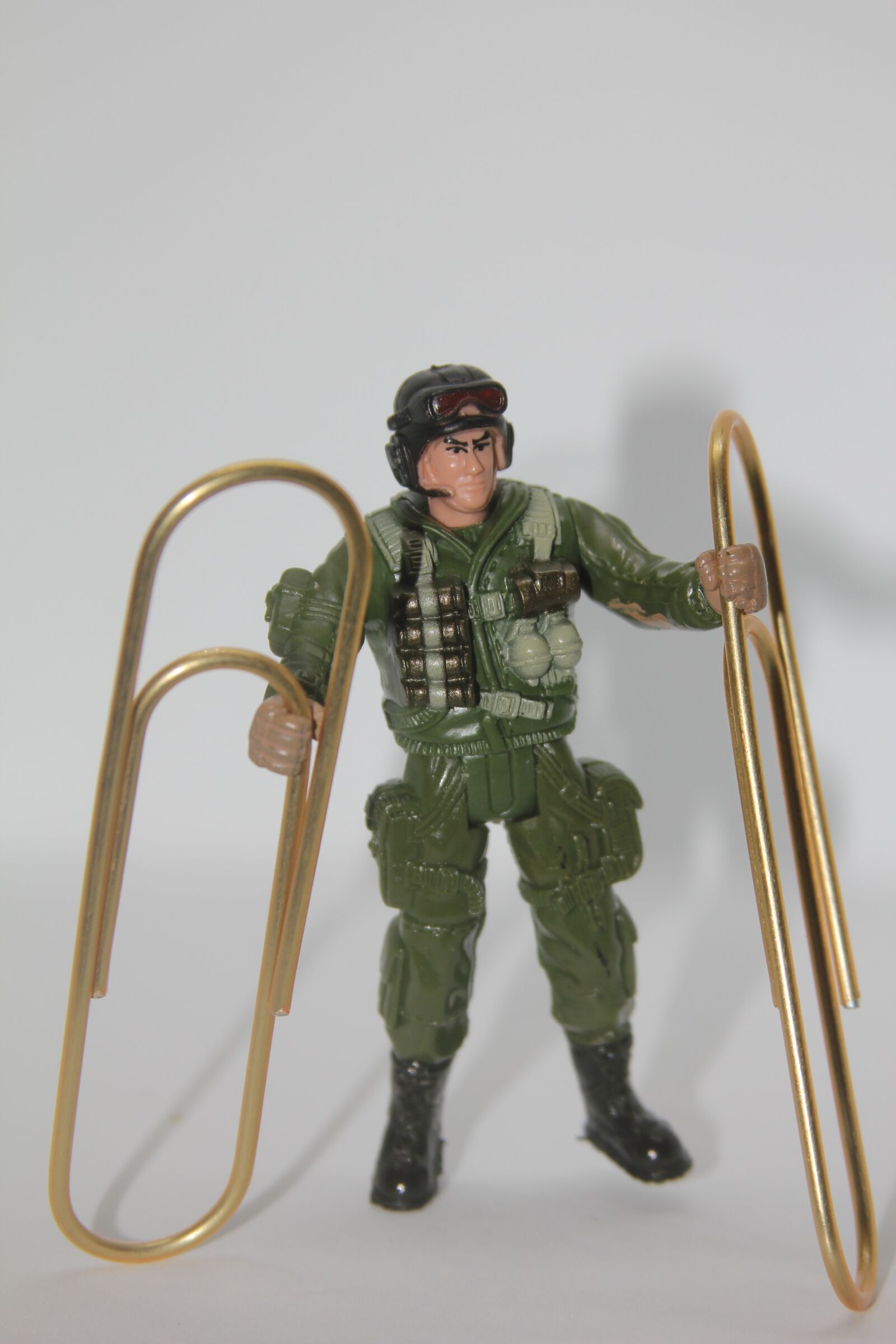 Canon EOS 550D (EOS Rebel T2i / EOS Kiss X4) sample photo. Paperclip, soldier, toy photography