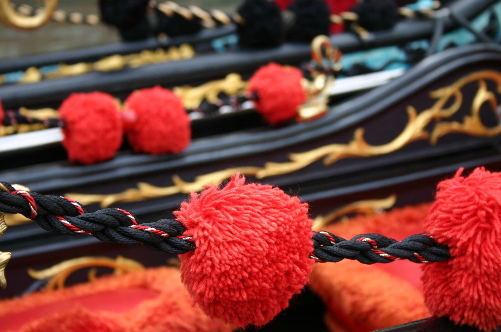 Canon EOS 300D (EOS Digital Rebel / EOS Kiss Digital) sample photo. Pom pom, venice, boat photography
