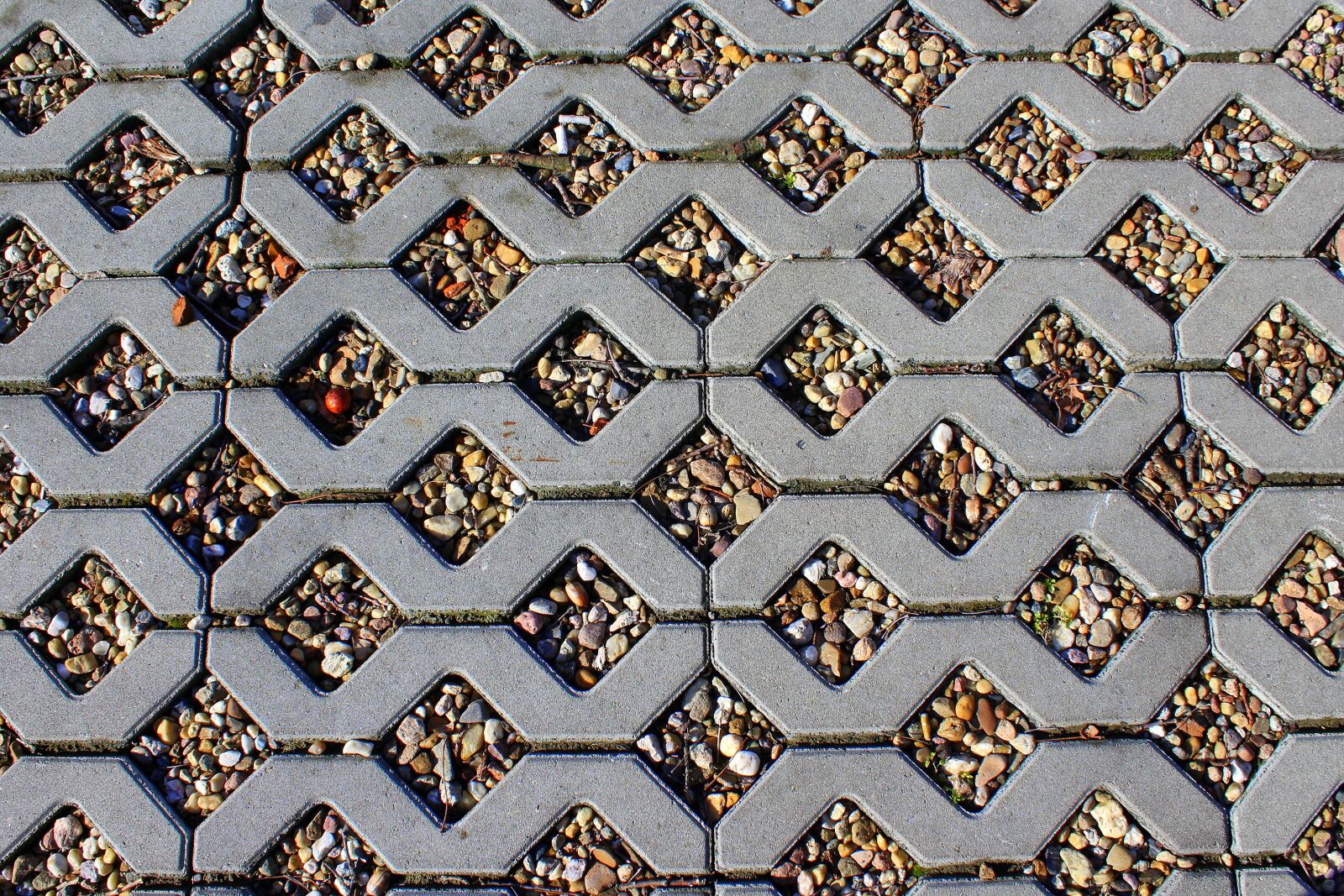 Canon EOS 1200D (EOS Rebel T5 / EOS Kiss X70 / EOS Hi) sample photo. Decking, surface, pebbles photography