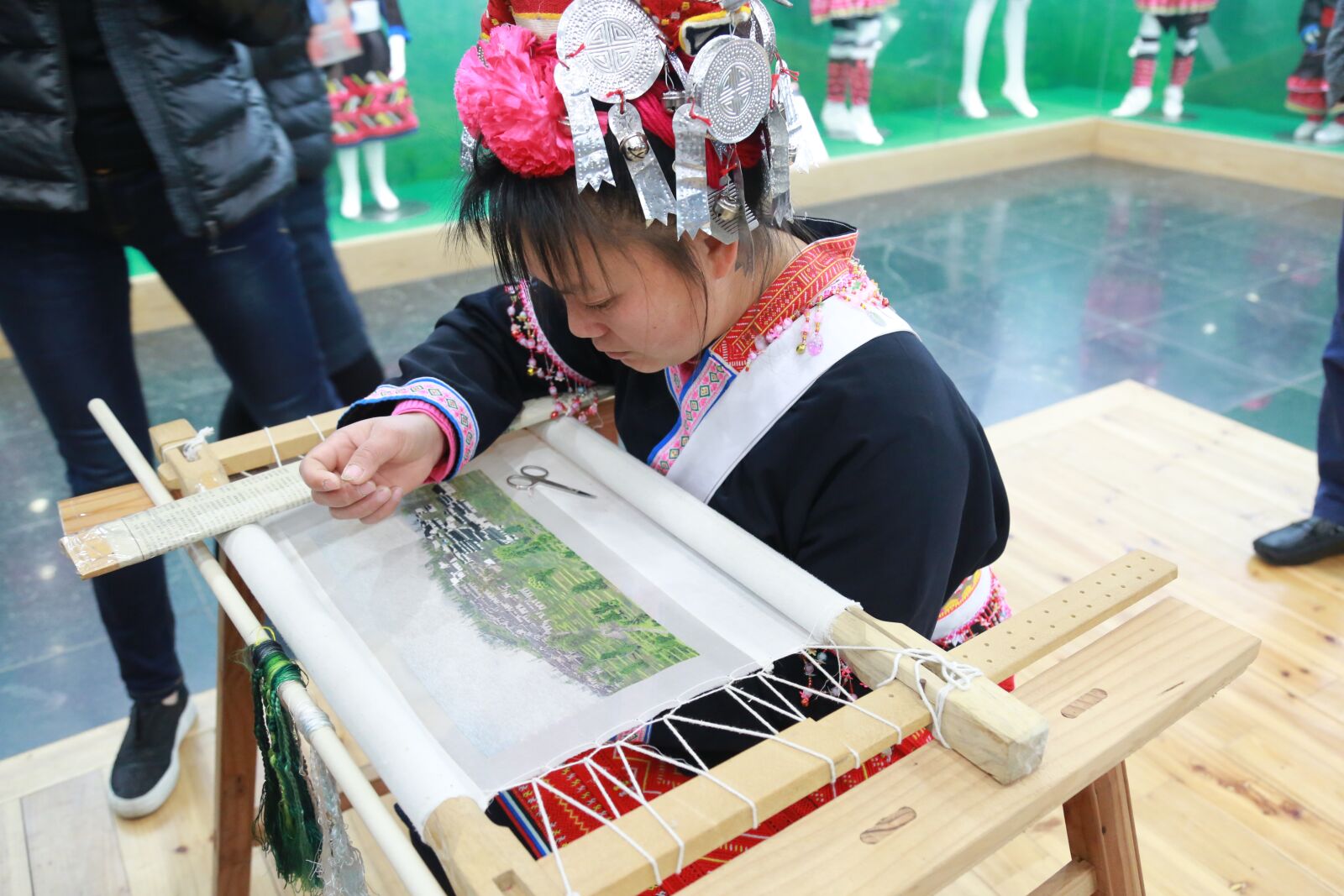 Canon EF 24-105mm F4L IS USM sample photo. Yao village, character, embroidery photography