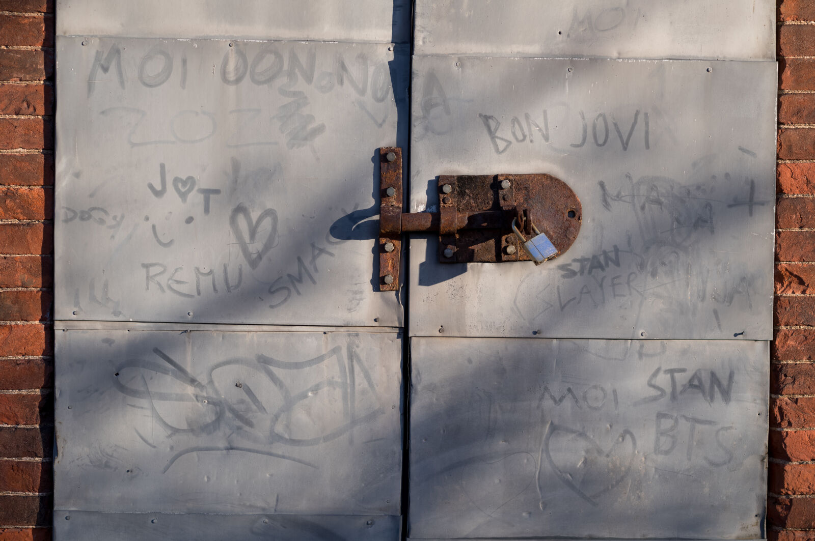 Leica APO-Summicron-M 75mm F2 ASPH sample photo. Old metal door photography