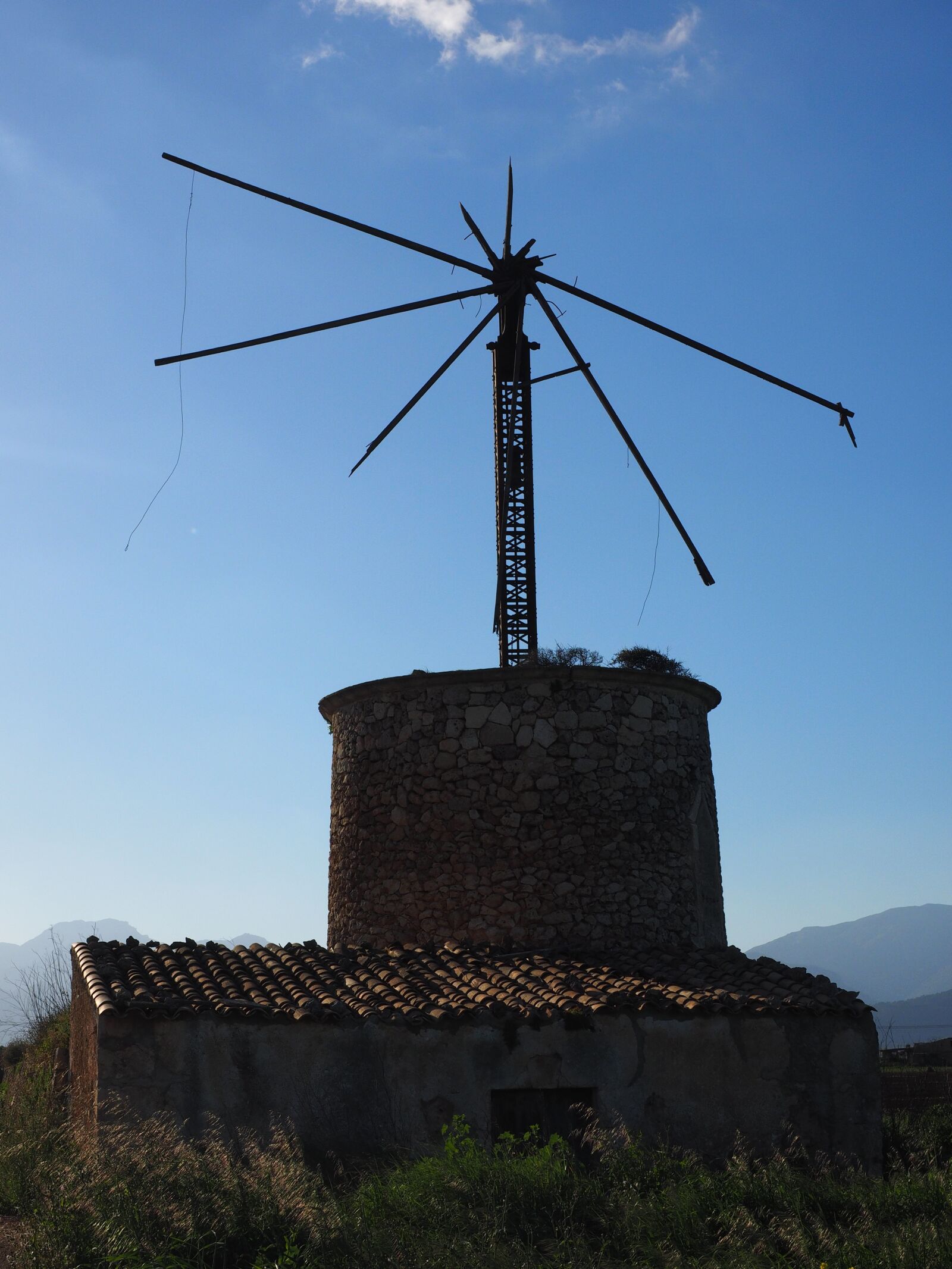 Olympus OM-D E-M1 + Olympus M.Zuiko Digital ED 12-40mm F2.8 Pro sample photo. Windmill, old, lapsed photography