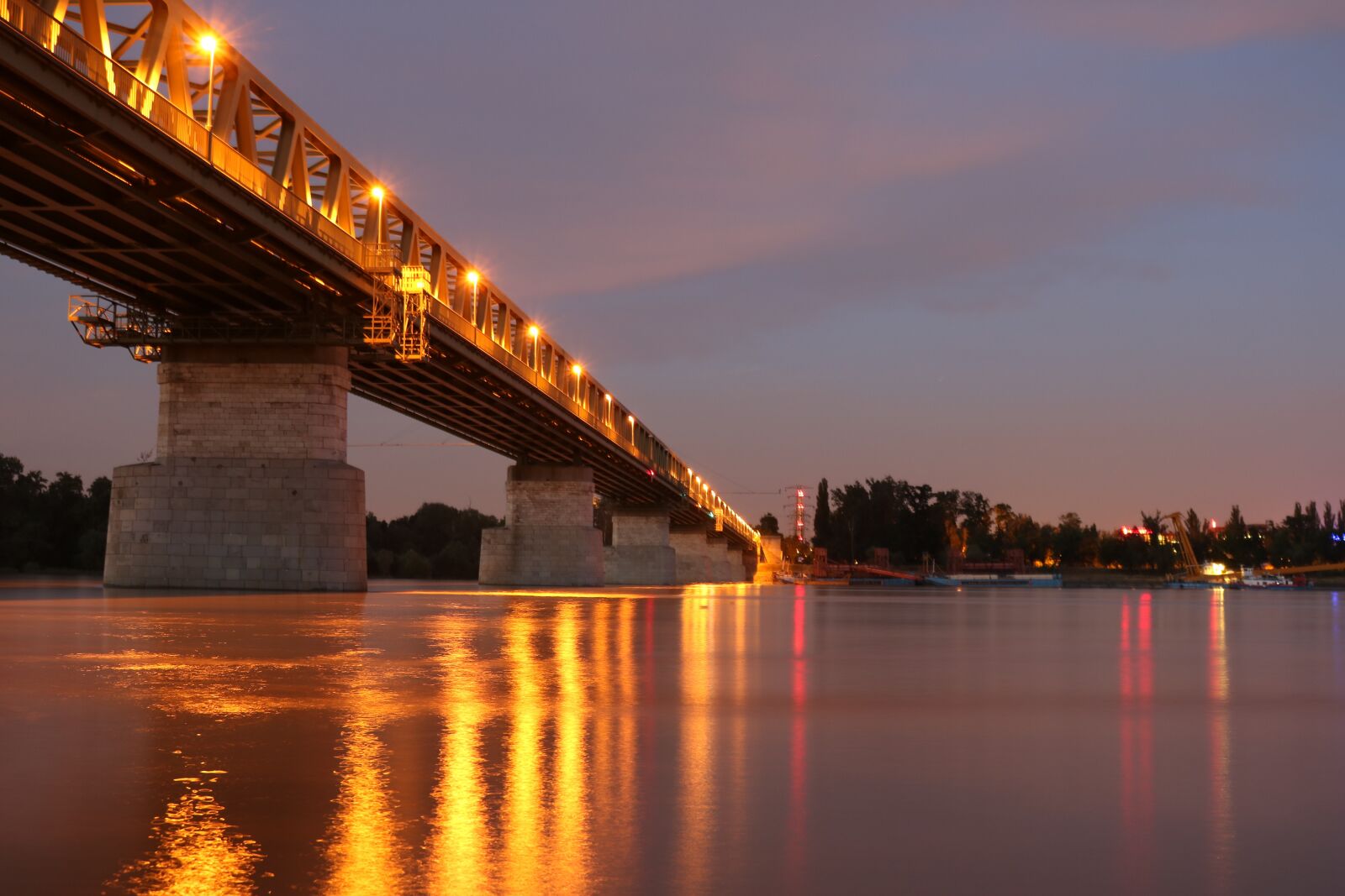 Canon EOS 750D (EOS Rebel T6i / EOS Kiss X8i) sample photo. Budapest, long shutter speed photography