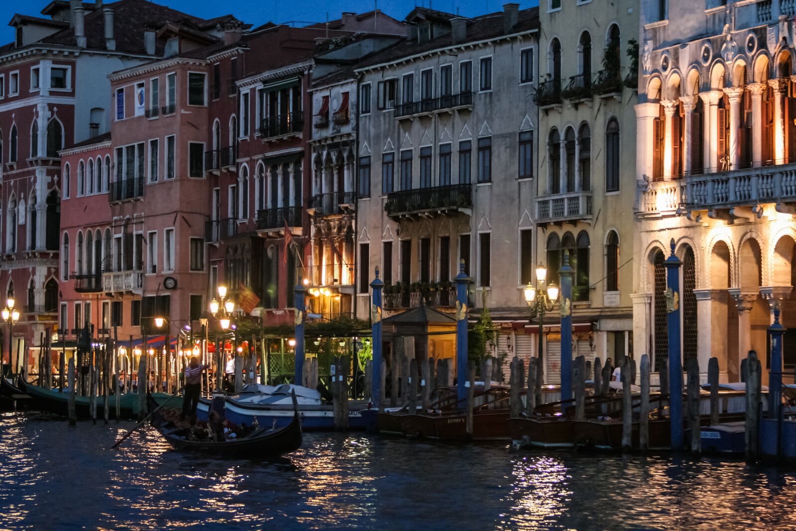 Canon EOS 350D (EOS Digital Rebel XT / EOS Kiss Digital N) sample photo. Italy, venessia, the gondolier photography