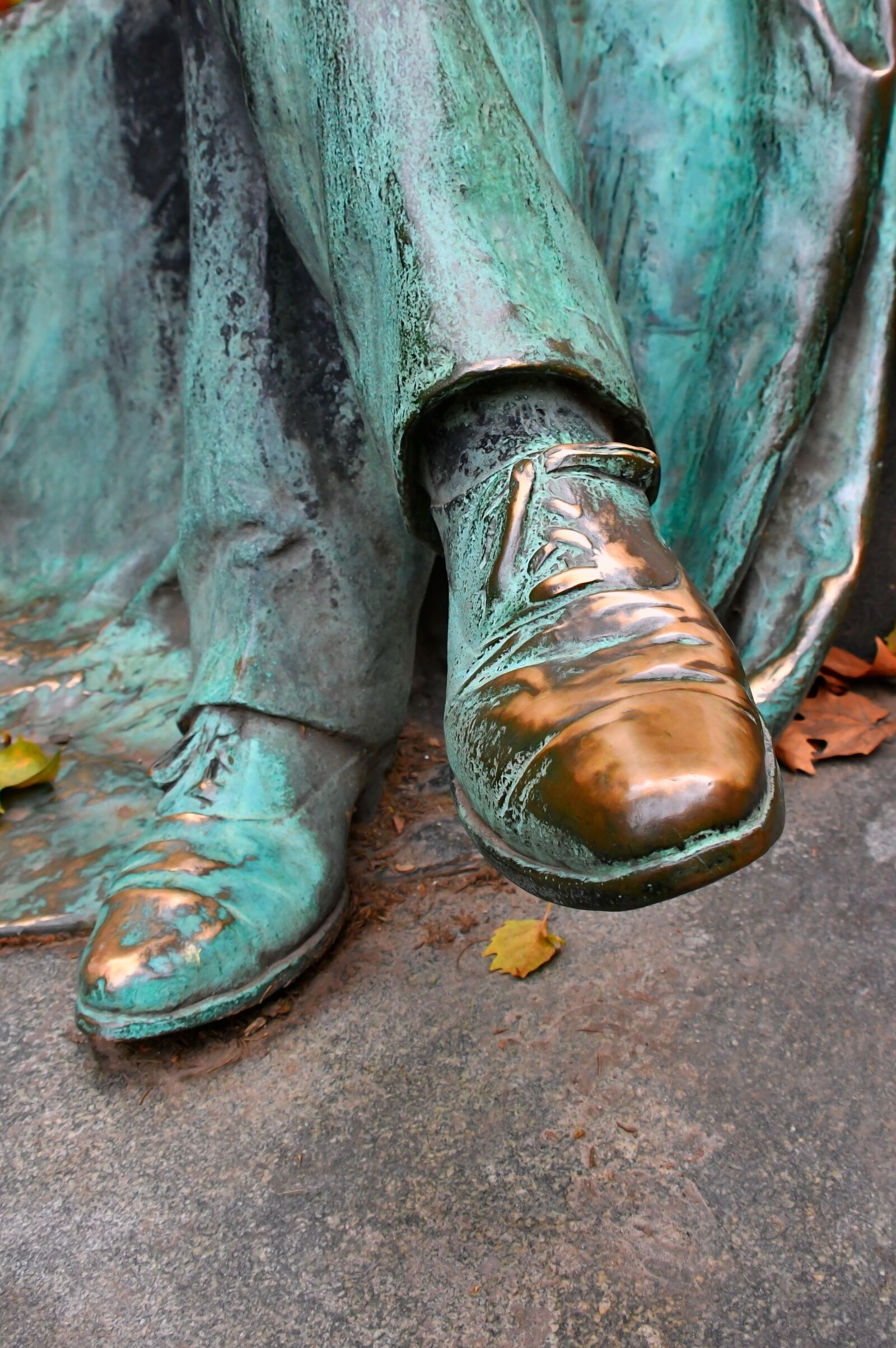 Nikon D3200 sample photo. Statue, bronze, shoe photography