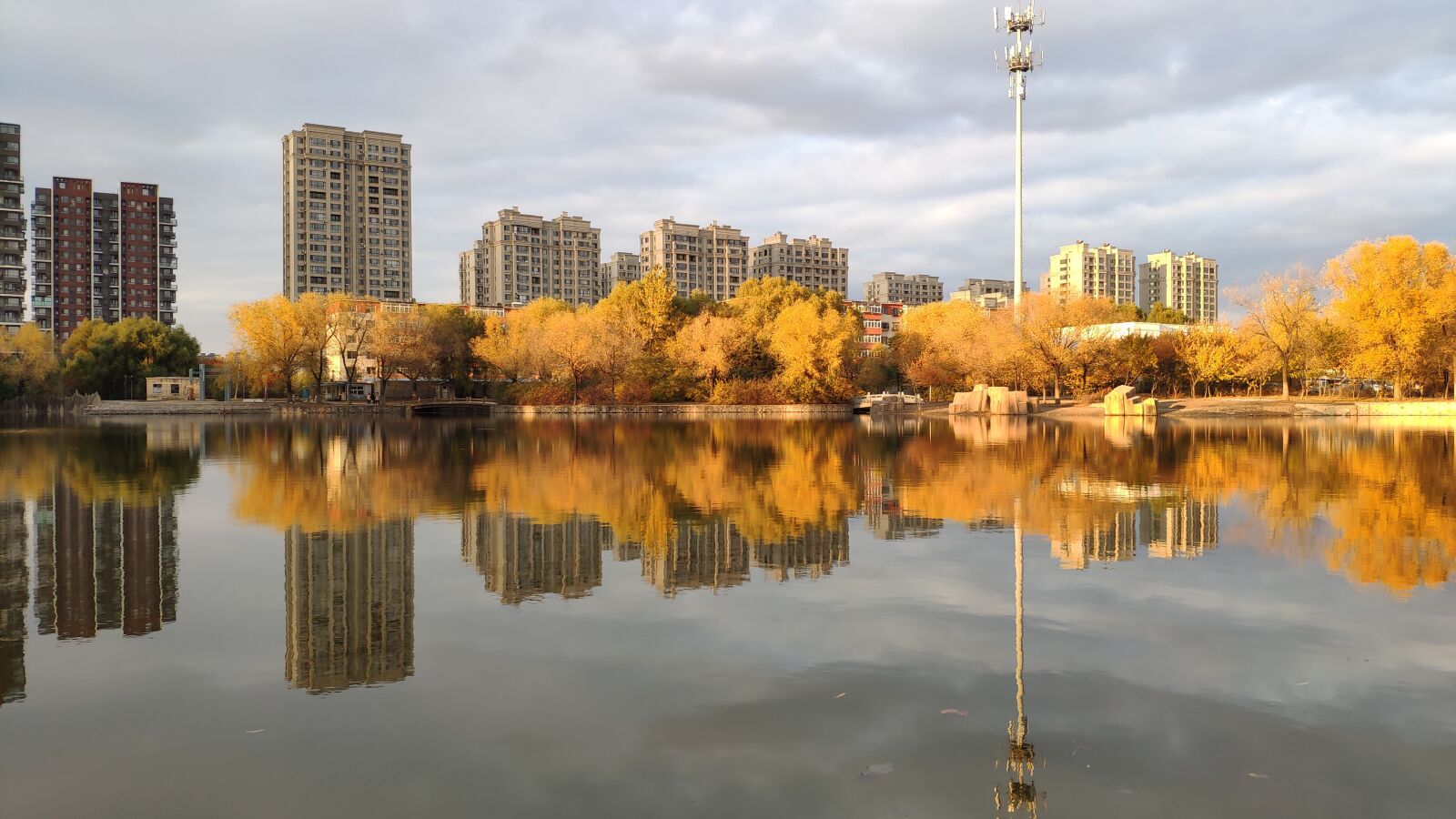 Xiaomi MI 8 sample photo. Building, autumn, yellow leaves photography