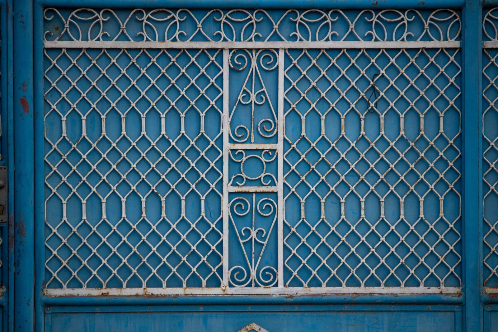 Canon EOS 100D (EOS Rebel SL1 / EOS Kiss X7) sample photo. Blue fence, fence, fence photography