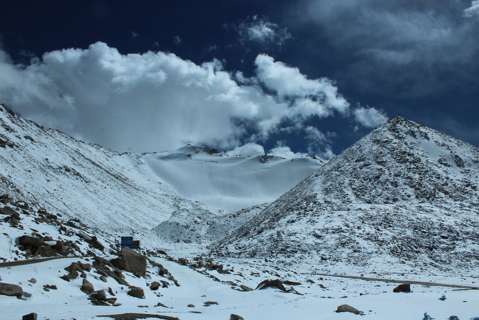Canon EOS 1200D (EOS Rebel T5 / EOS Kiss X70 / EOS Hi) sample photo. Clouds, mountains, road, rocks photography