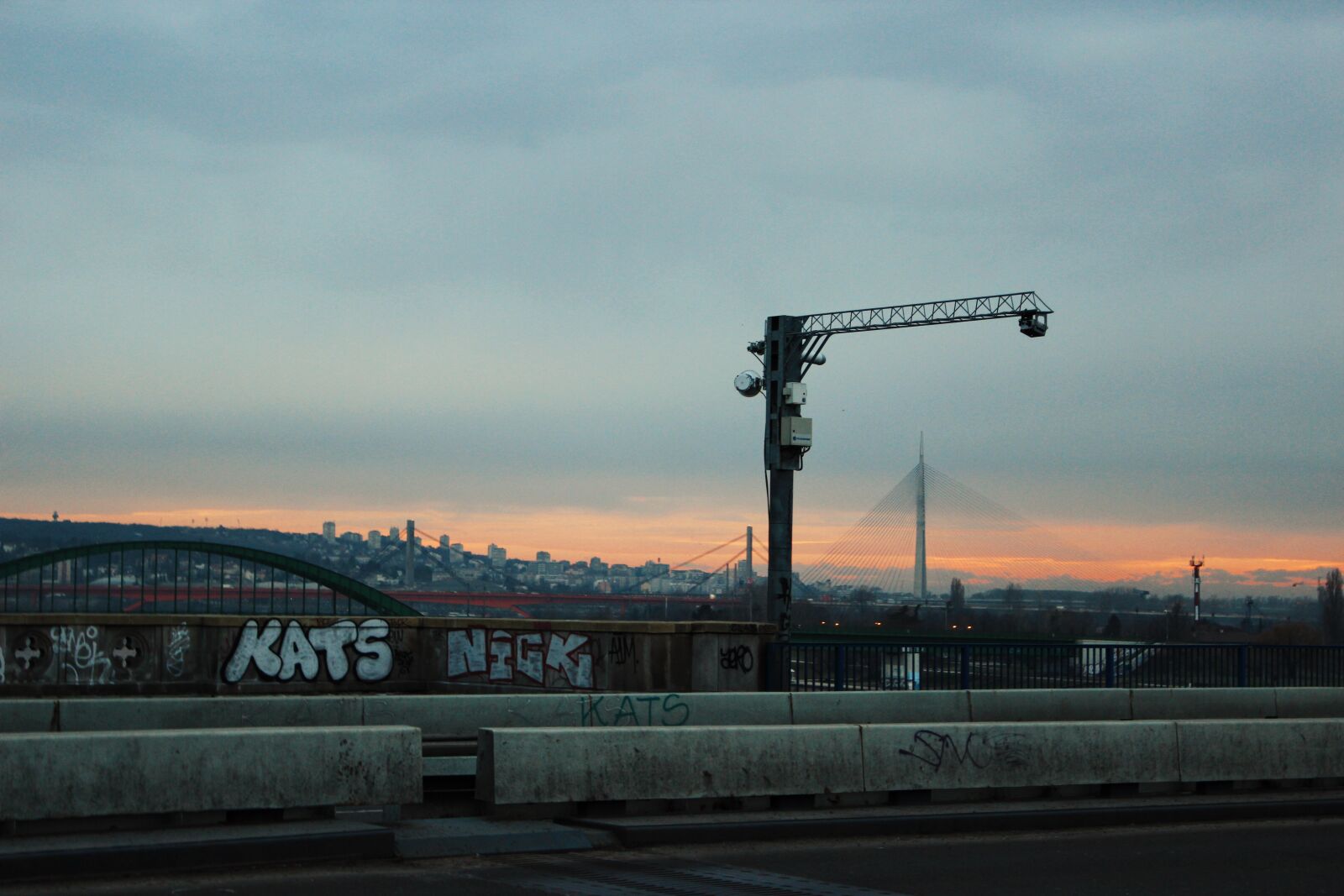 Canon EOS 600D (Rebel EOS T3i / EOS Kiss X5) sample photo. City, sunset, urban photography