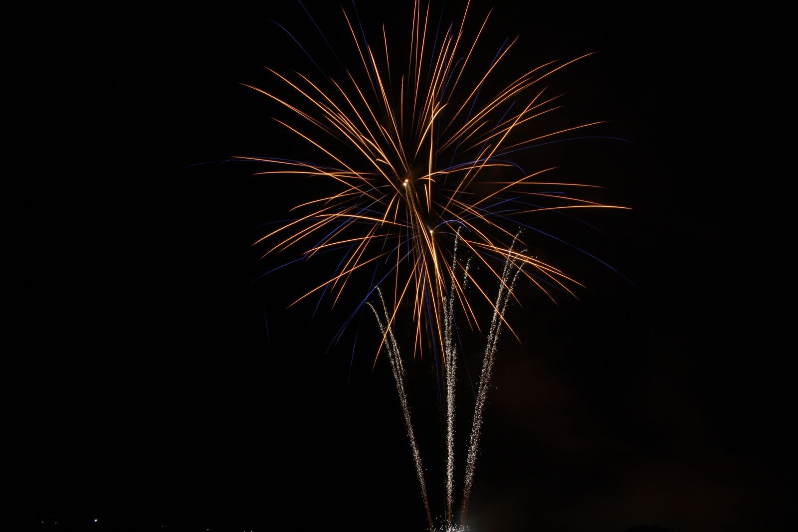 Canon EOS 1000D (EOS Digital Rebel XS / EOS Kiss F) sample photo. Fireworks, night, darkness photography