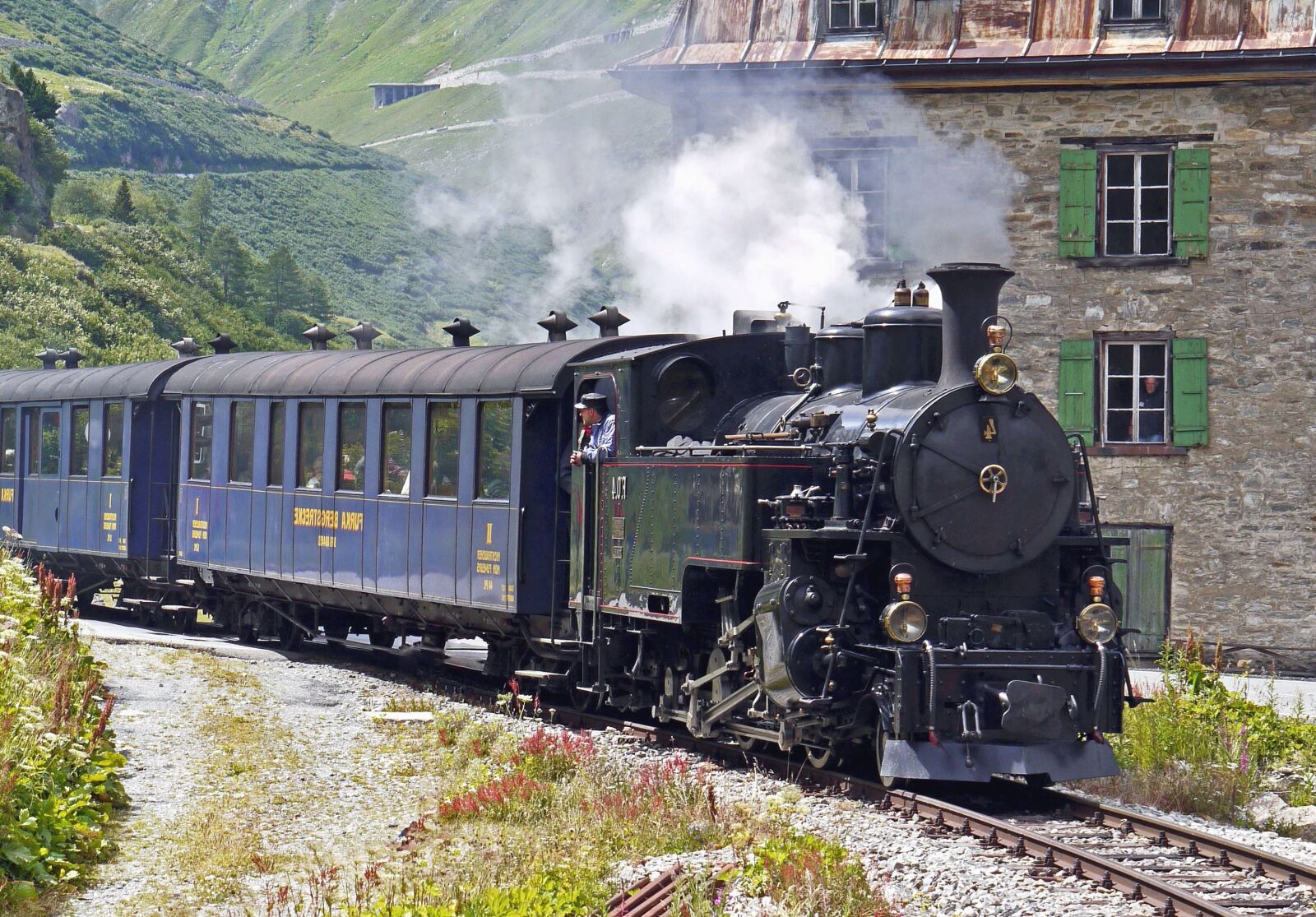 Panasonic Lumix DMC-G1 sample photo. Train, locomotive, smoke, house photography