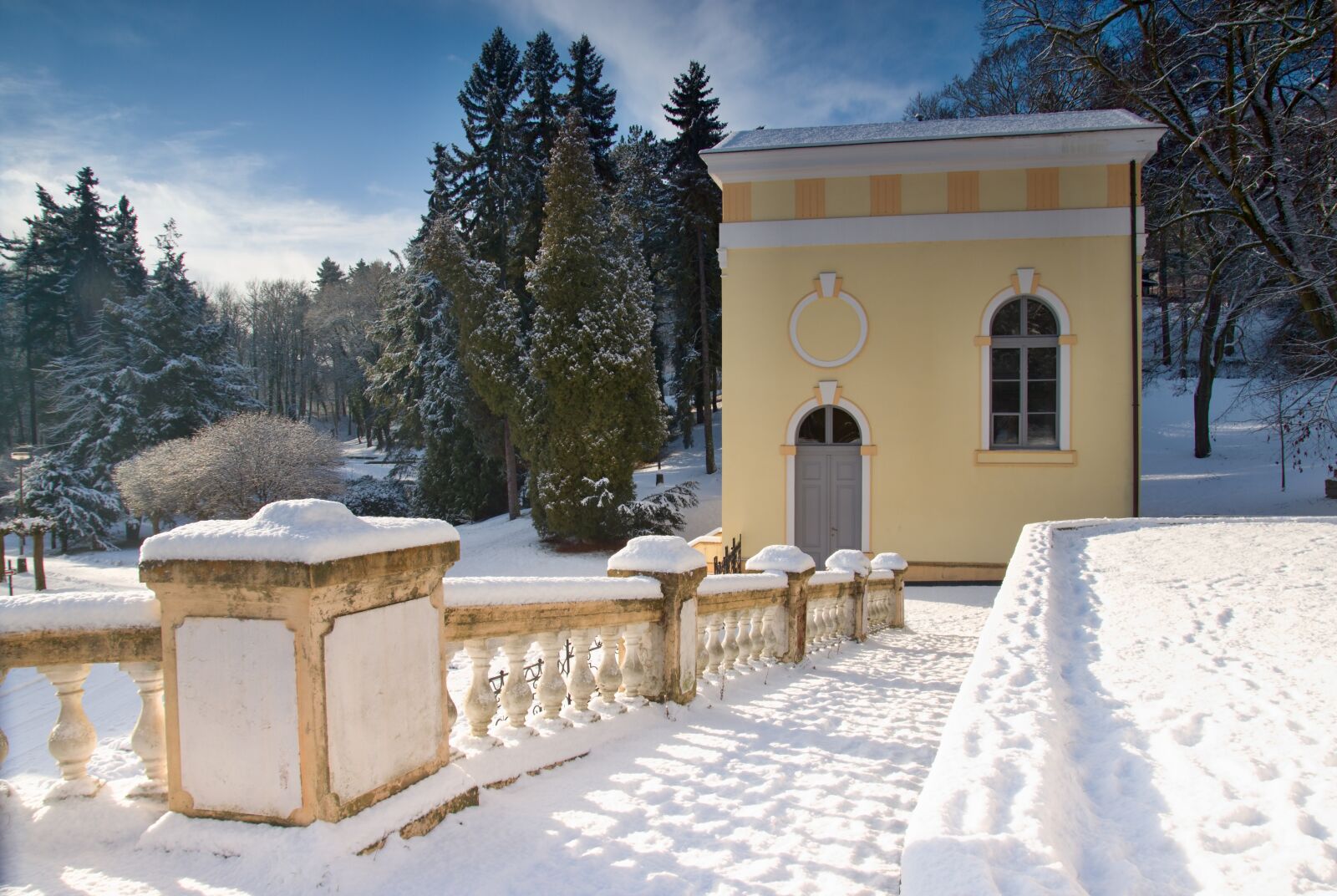 Sony ILCA-77M2 sample photo. Spa, winter, grounds photography