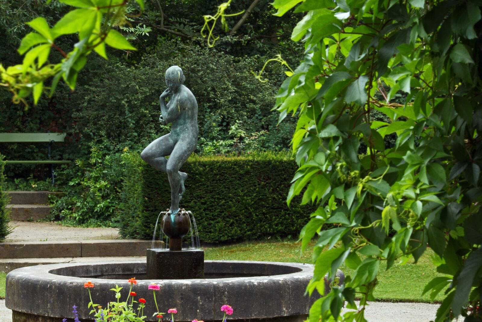 Canon EF-S 55-250mm F4-5.6 IS STM sample photo. In the new garden photography