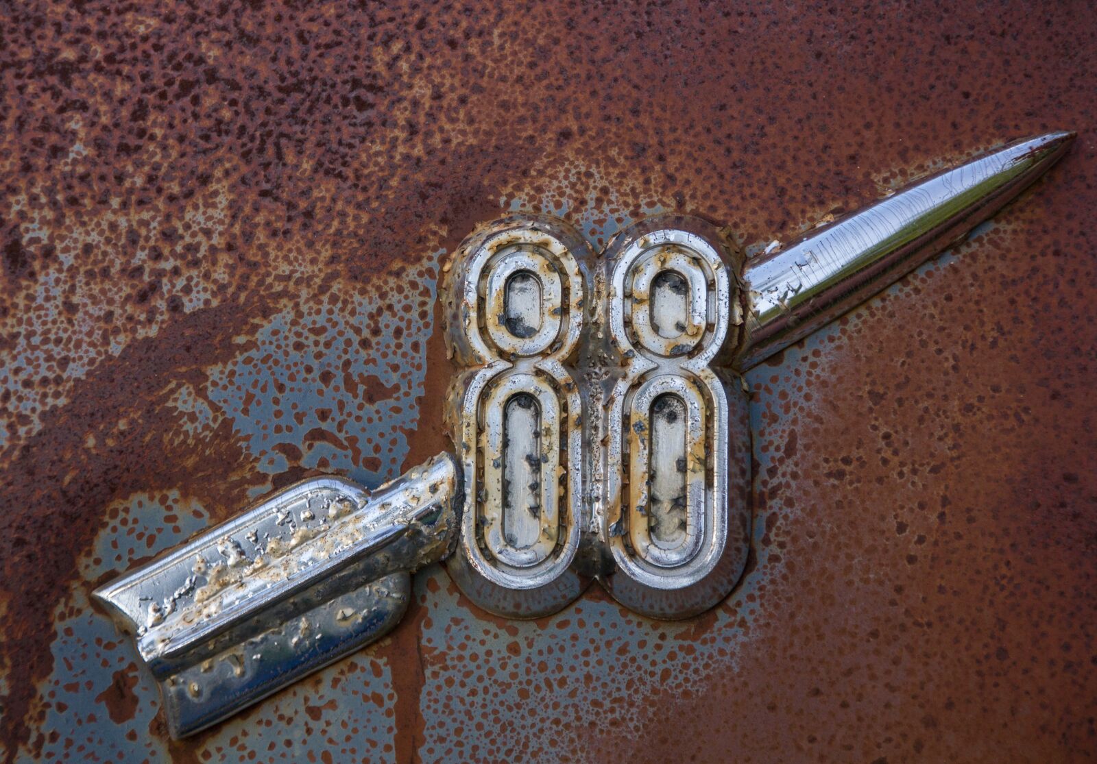 Canon EOS 550D (EOS Rebel T2i / EOS Kiss X4) sample photo. Rocket 88, car badge, old photography