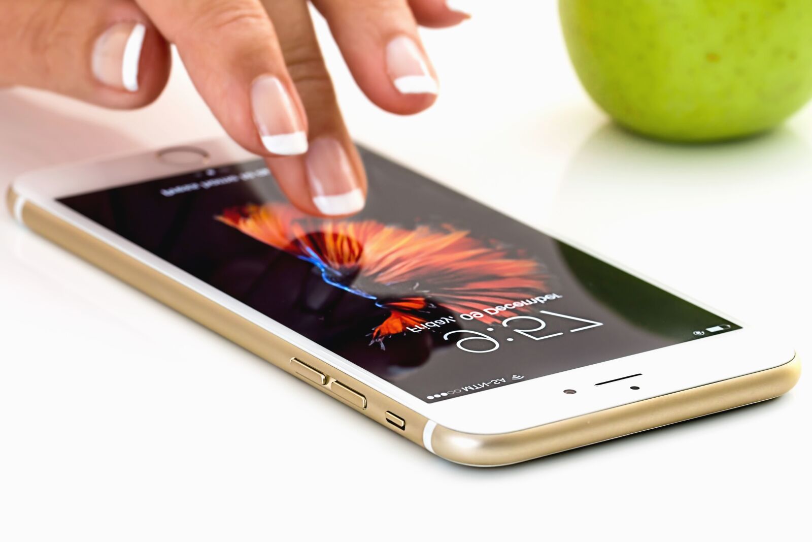 Canon EOS 70D sample photo. Mobile phone, communication, nail photography