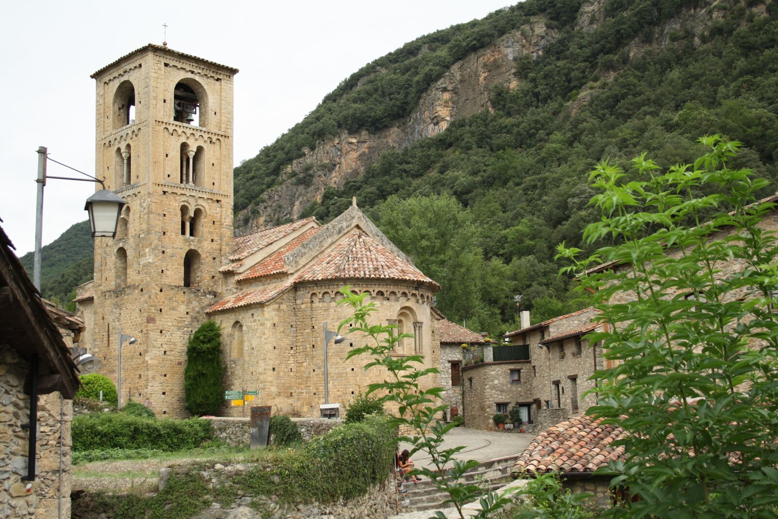 Canon EOS 1000D (EOS Digital Rebel XS / EOS Kiss F) sample photo. Beget, pyrenees, catalunya photography