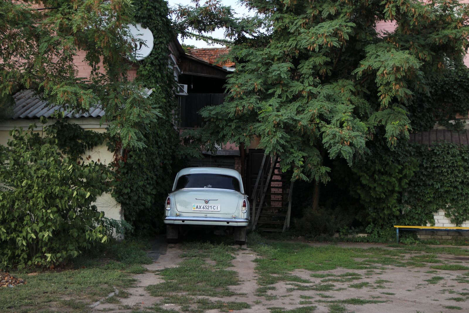 Canon EOS 600D (Rebel EOS T3i / EOS Kiss X5) sample photo. Yard, machine, muscovites photography